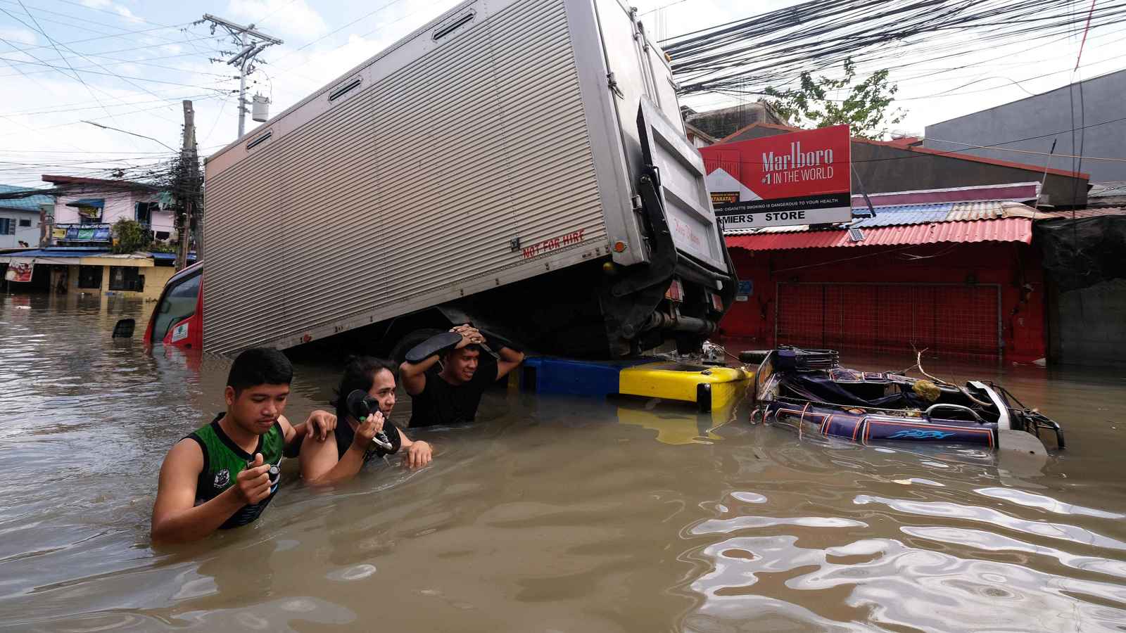 الفلبين.. ارتفاع حصيلة ضحايا العاصفة "ترامي" إلى 100 قتيل (فيديو)