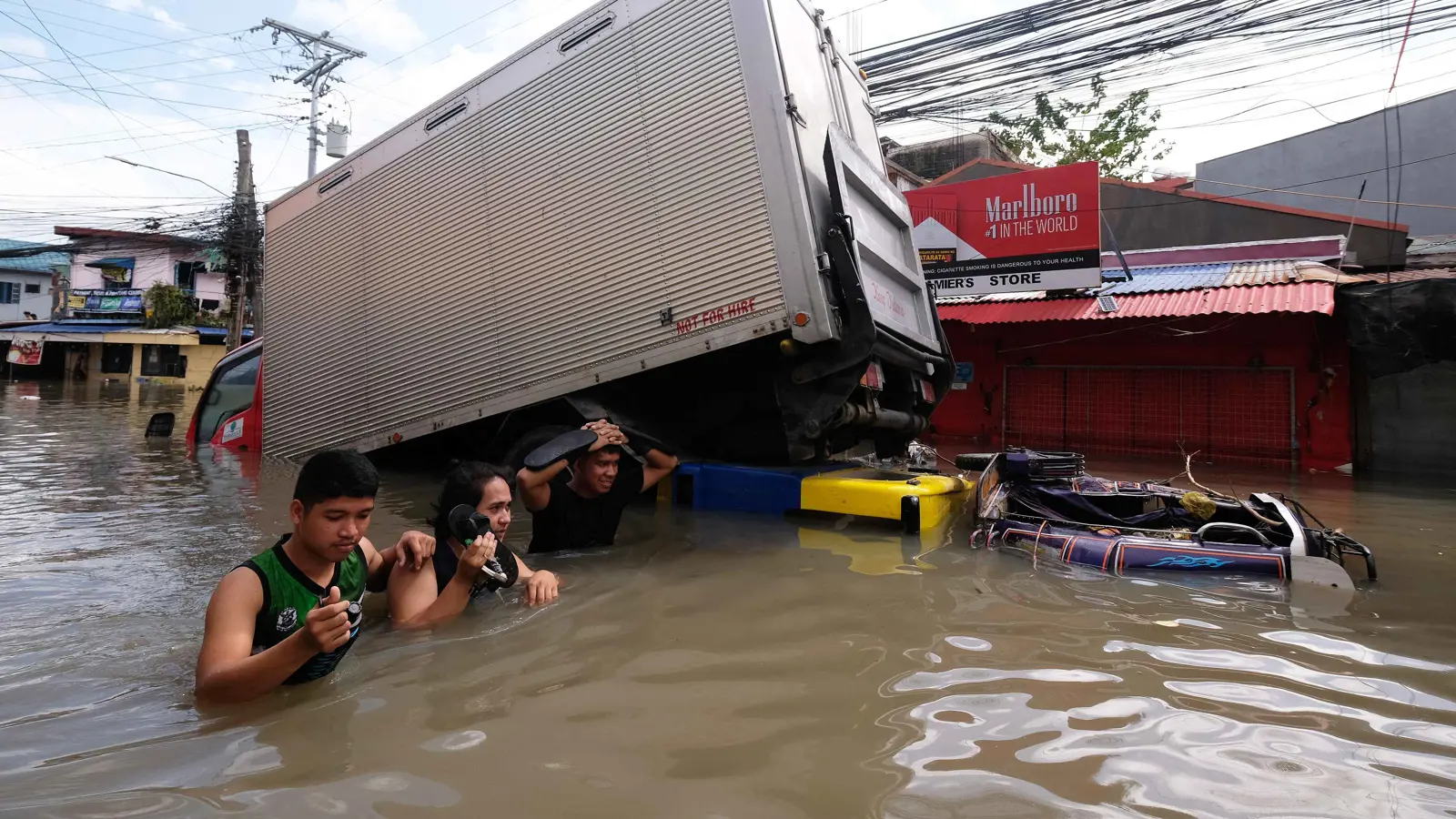 الفلبين.. ارتفاع حصيلة ضحايا العاصفة "ترامي" إلى 100 قتيل (فيديو)