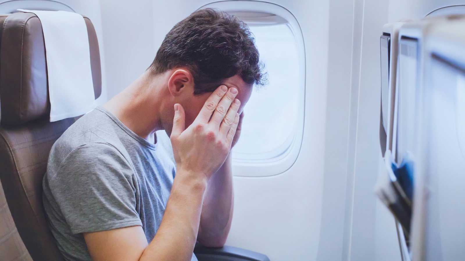 من الجو.. هكذا نجح راكب طائرة في إنقاذ منزله من الحريق