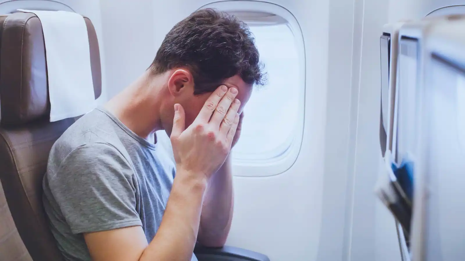 من الجو.. هكذا نجح راكب طائرة في إنقاذ منزله من الحريق