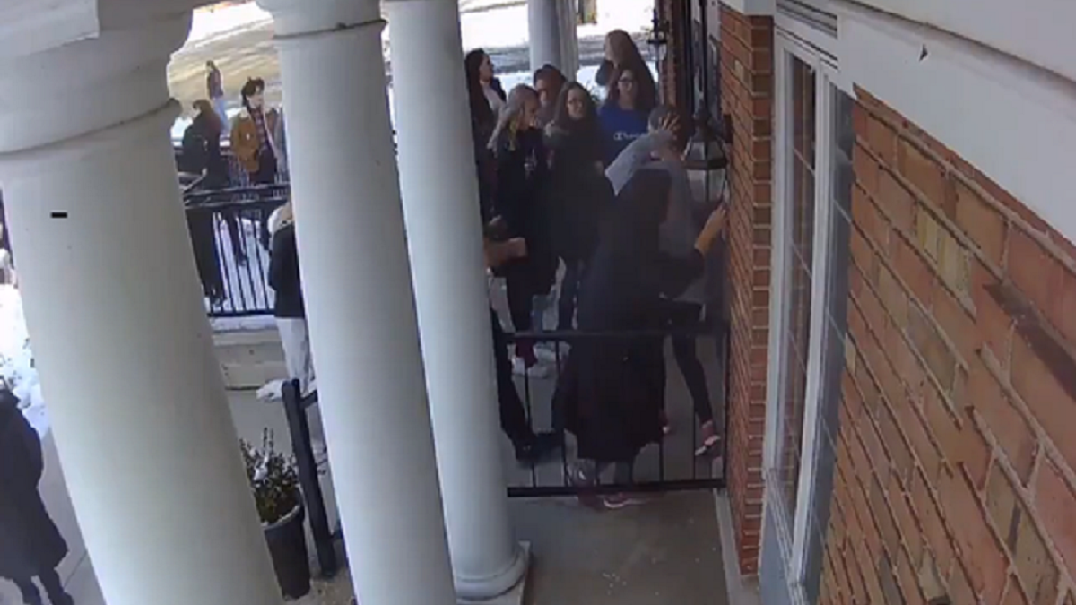 طالبة مسلمة تنقذ حياة زملائها أثناء إطلاق نار بالولايات المتحدة‎ 