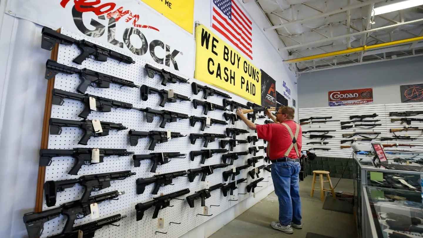 إدارة ترامب تلغي قيود بايدن على حيازة السلاح