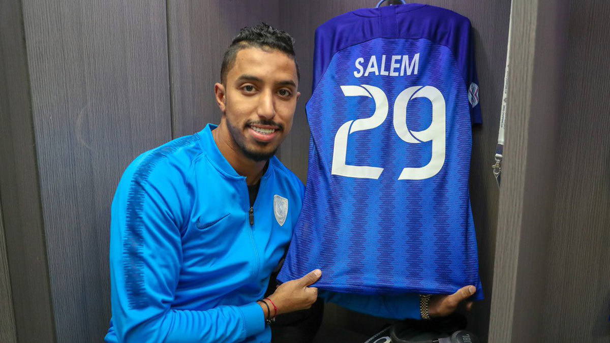 مع اقتراب دخوله الفترة الحرة.. هل ينتقل سالم الدوسري نجم نادي الهلال السعودي إلى النصر؟