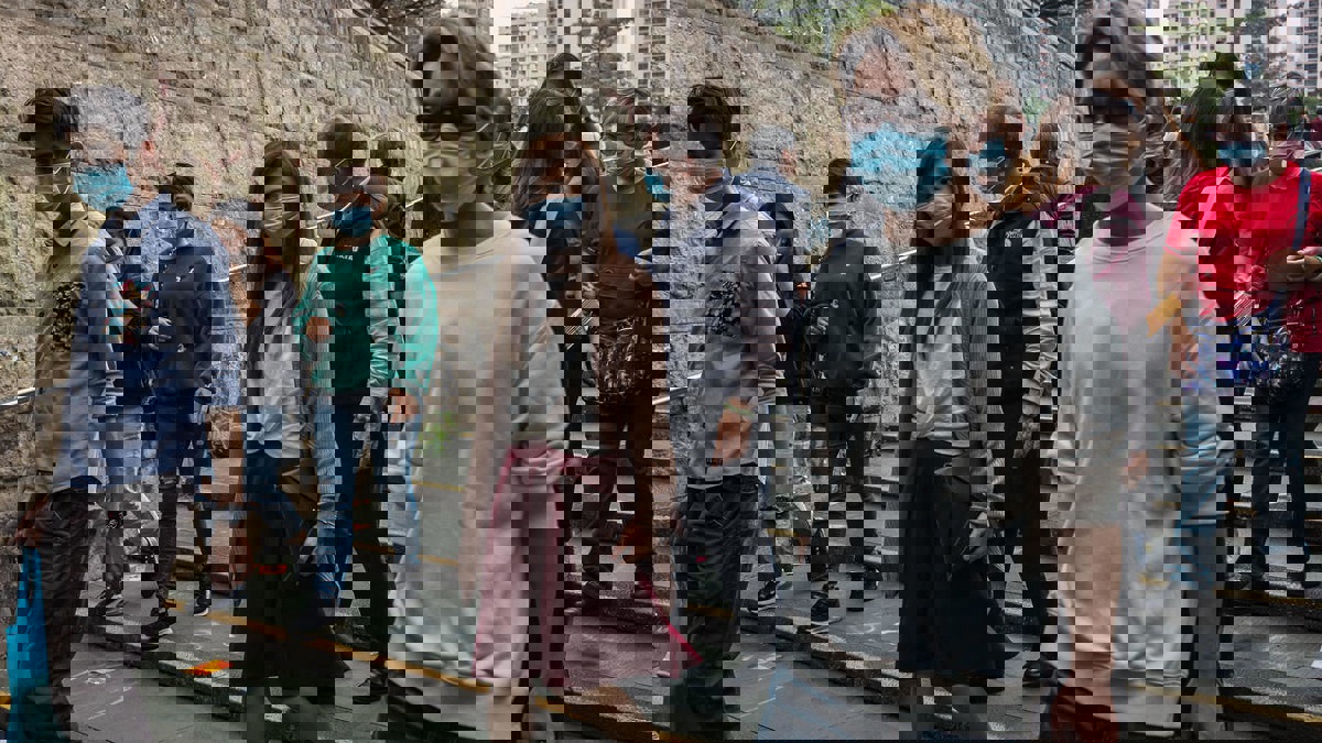 بسبب كورونا.. مارة يرفضون مساعدة صيني مصاب بأزمة قلبية في سيدني (صور) ‎