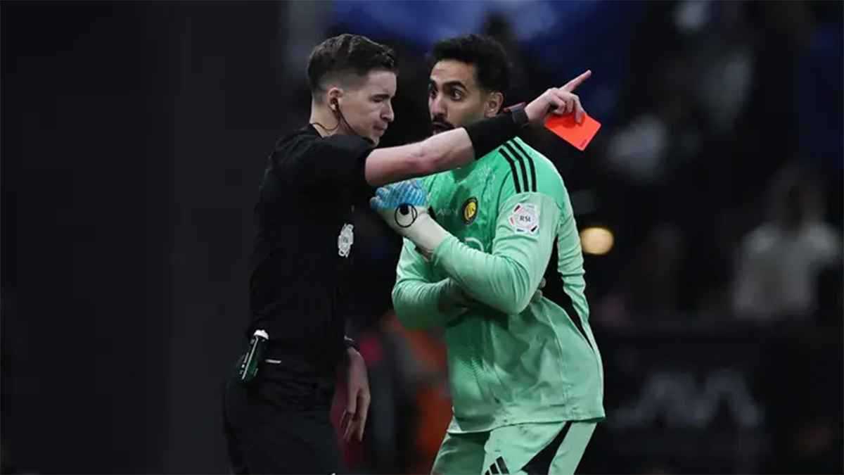 الـVAR يظهر في لقطة ويختفي بأخرى.. عبدالله فلاته يهاجم حكام مباراة الهلال والنصر