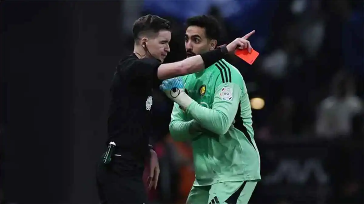 الـVAR يظهر في لقطة ويختفي بأخرى.. عبدالله فلاته يهاجم حكام مباراة الهلال والنصر