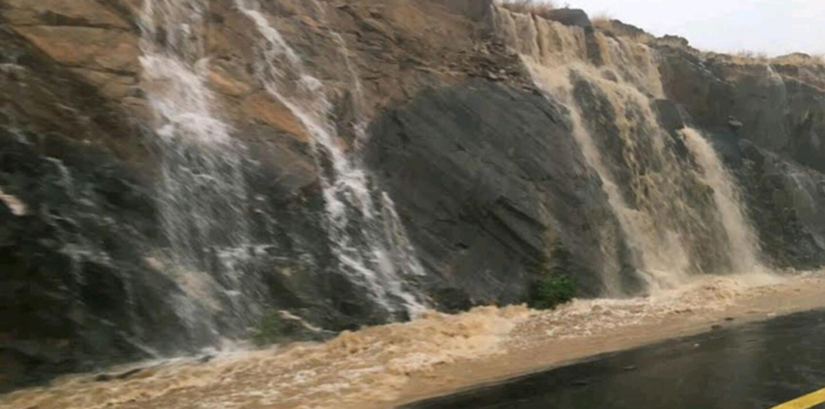 بالصور والفيديو.. أمطار غزيرة وسيول جارفة تحاصر سكان منطقة الباحة السعودية