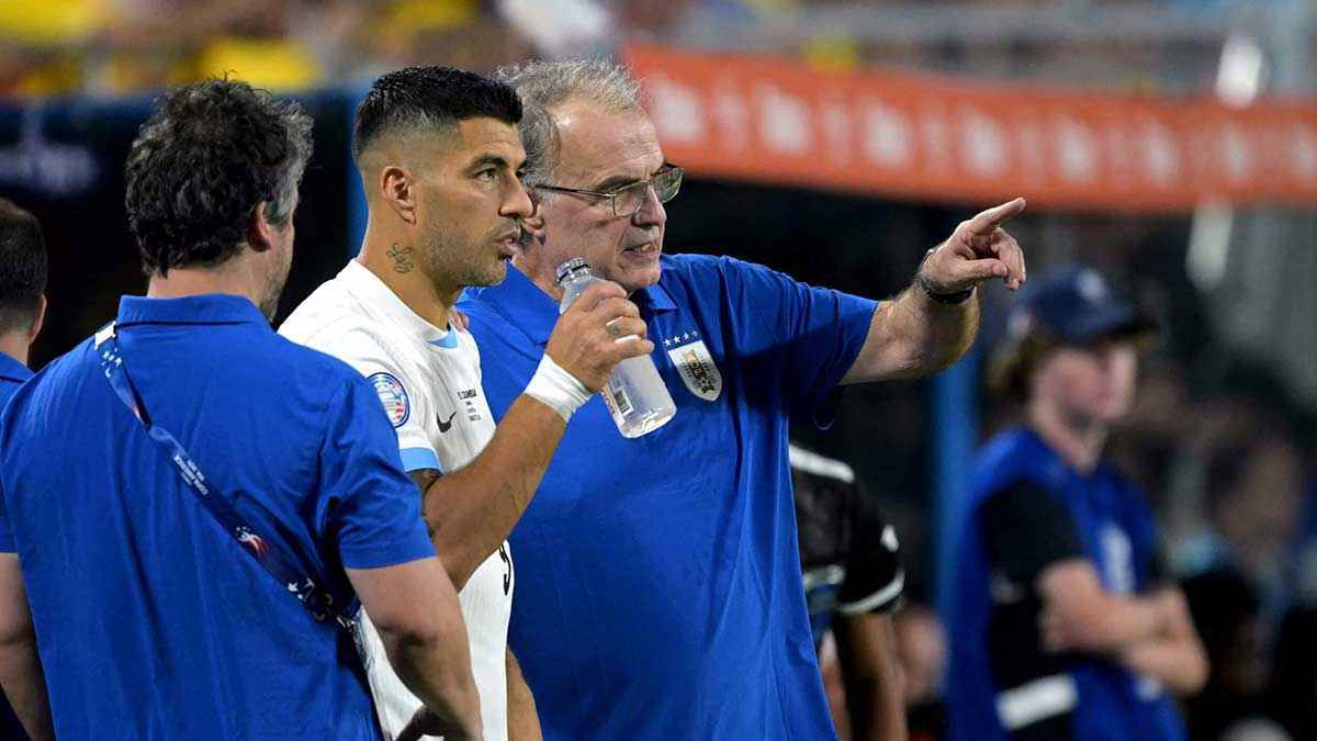 "أحدث شقاقا في الفريق".. هجوم مفاجئ من سواريز على مدرب أوروغواي