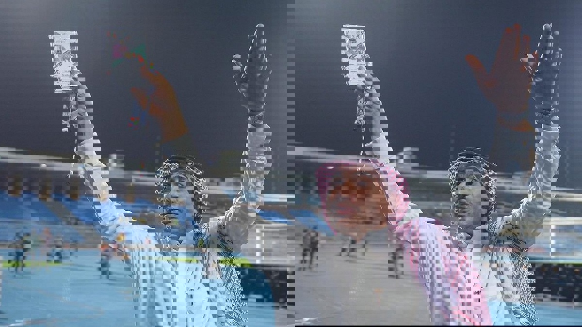 مباراة الأهلي والوحدة.. حاتم خيمي رئيس النادي المكي يتعرض للإغماء بعد هدف الفوز (فيديو)