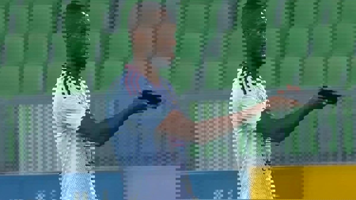 ويلي سيميدو يعثر على هاتف محمول خلال مباراة جدة والفيصلي (فيديو)