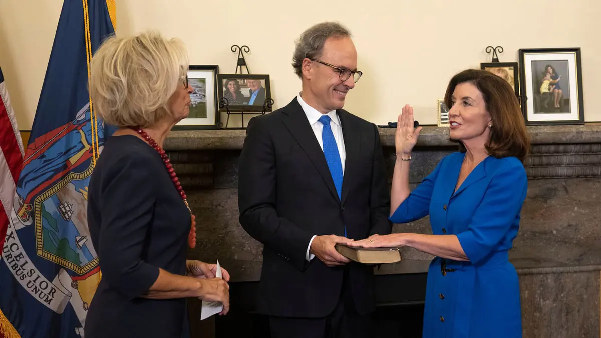 "كاثي هوكول" تصبح أول امرأة تشغل منصب حاكم نيويورك