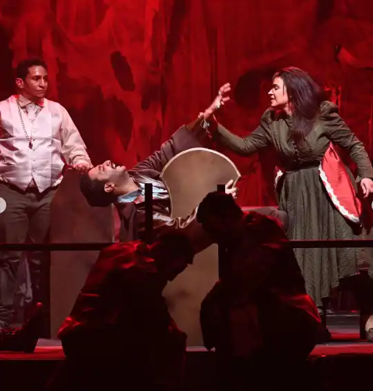 مشهد من مسرحية "من زاوية أخرى"