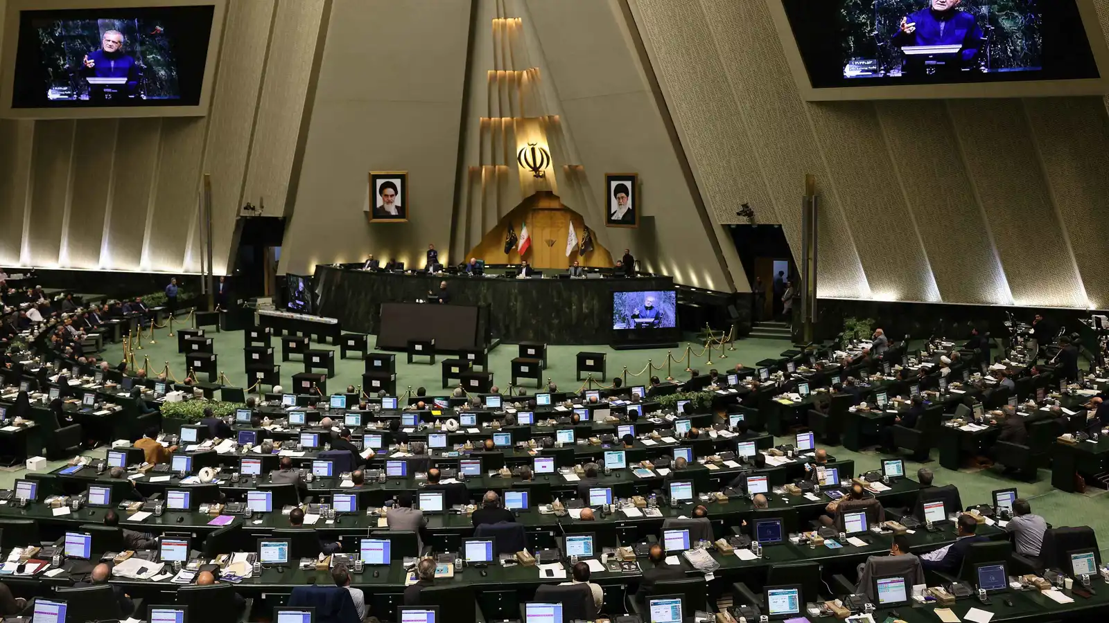 نائب إيراني: إدراج الملف النووي بمفاوضات باكستان خطأ استراتيجي