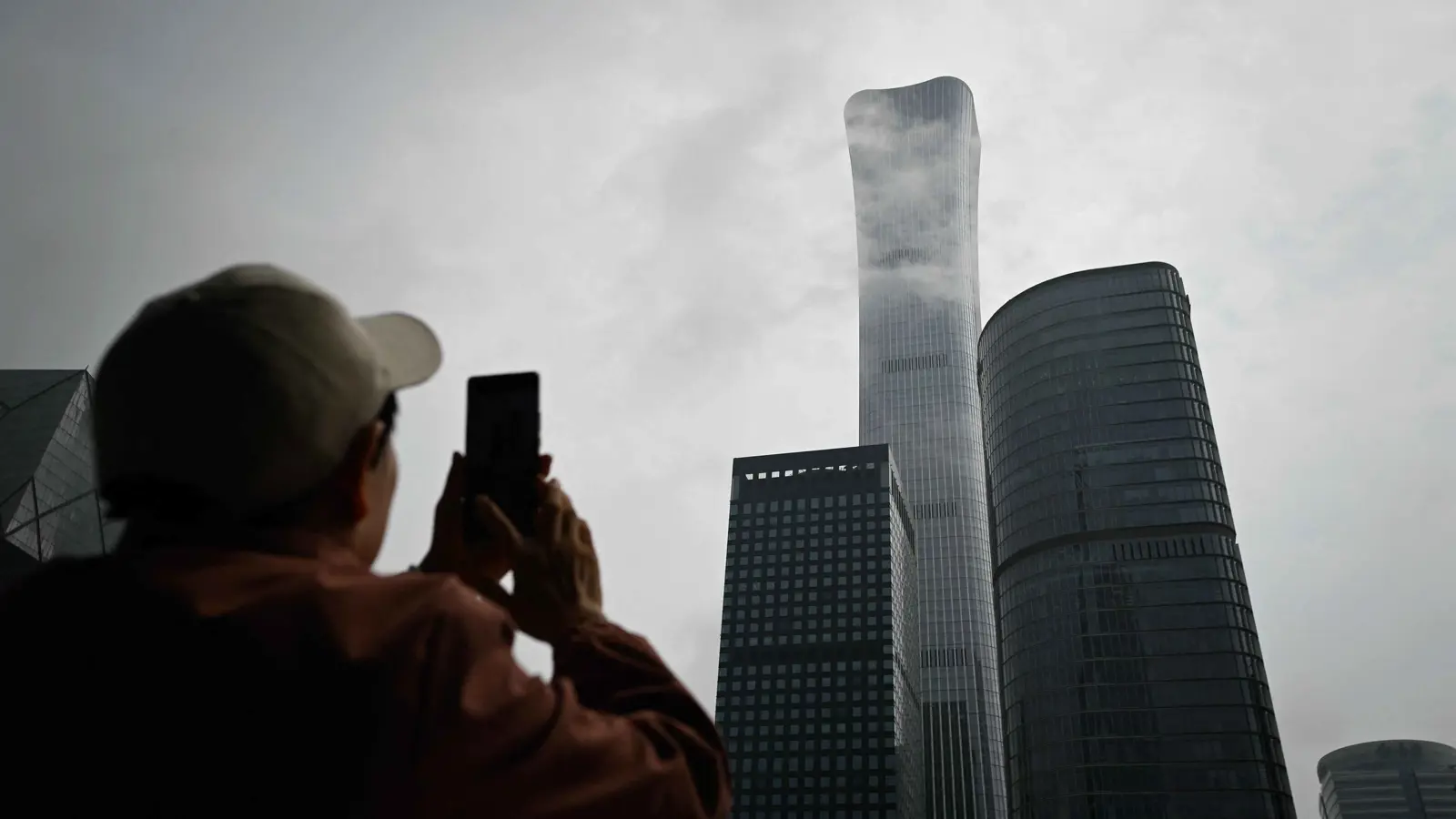 أعلى ناطحة سحاب بأوروبا.. الشرطة توقف متسلقاً حاول صعود برج "فارسو"