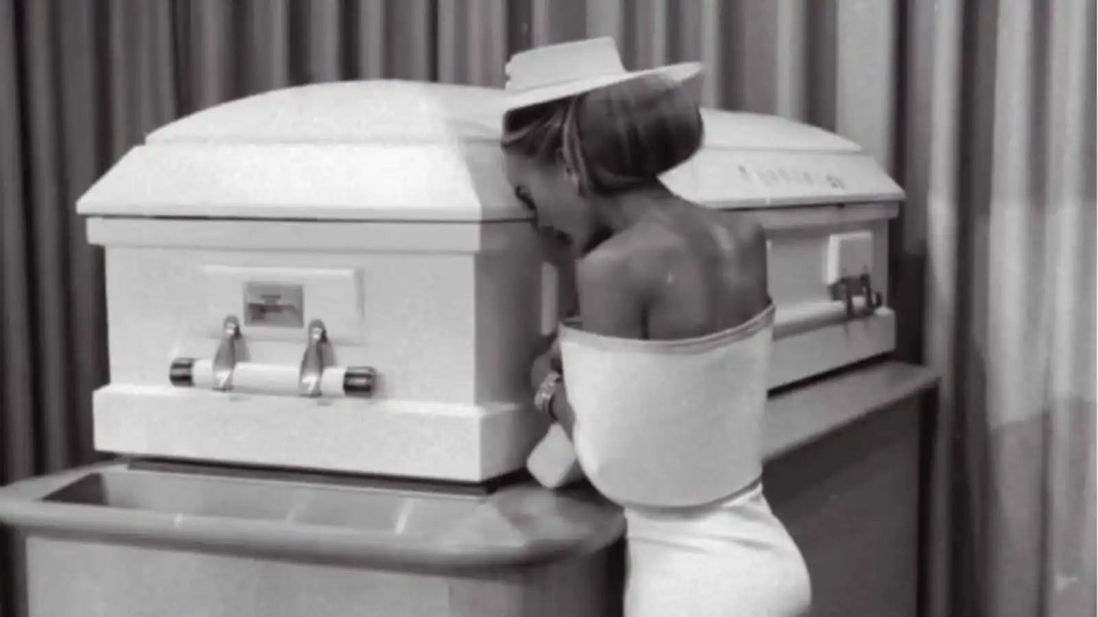 بلوغر تثير الغضب باستعراض إطلالتها أمام نعش ابنتها (فيديو)