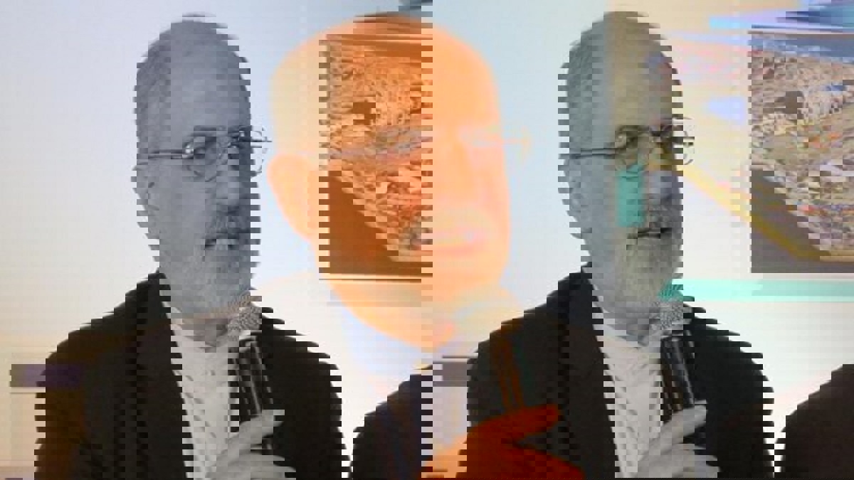 مسؤول إيراني يحذر من انهيار النظام المصرفي