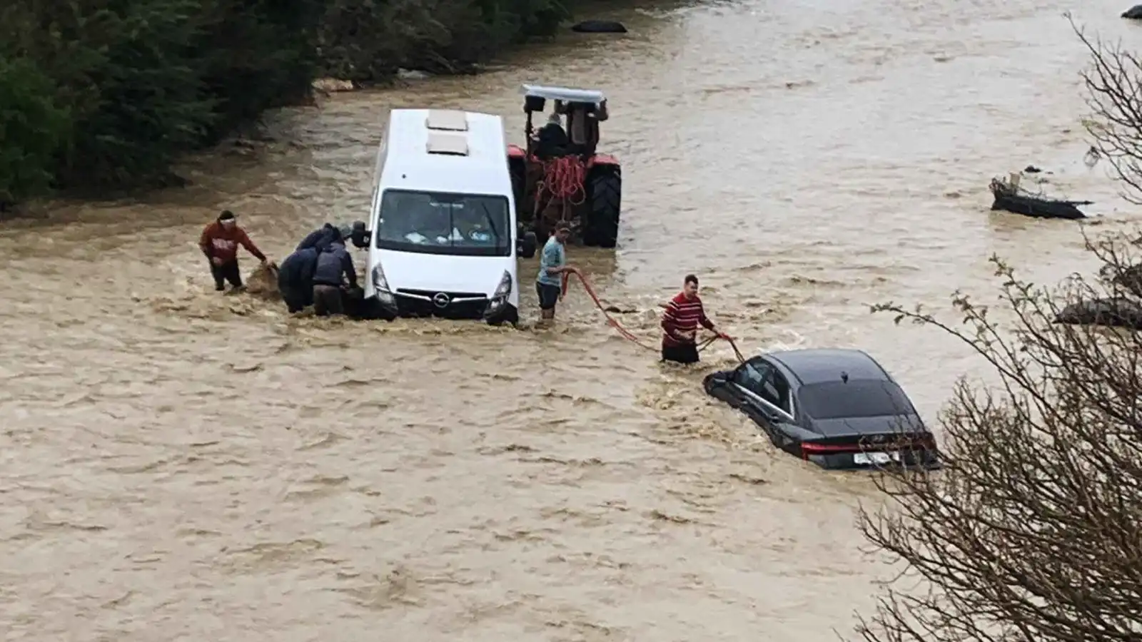 سيول تبتلع القرى.. المغرب يواجه أسوأ فيضانات والجيش يتدخل (فيديو إرم)
