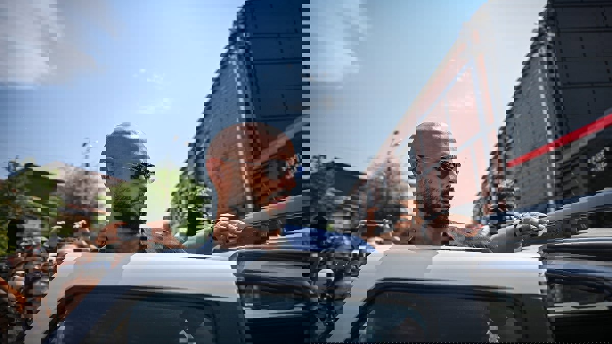 رومانيا ترفع الإقامة الجبرية عن المؤثر أندرو تيت