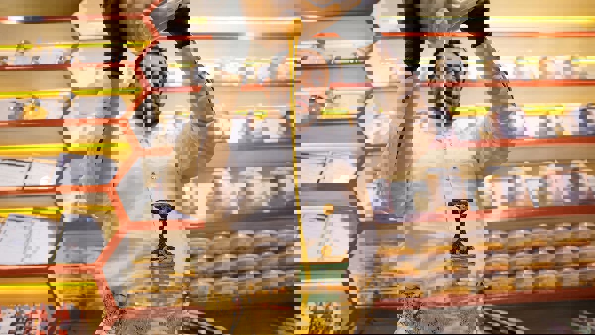 رغم تراجع أسعاره.. اليمنيون عاجزون عن شراء عسلهم المشهور عالميا