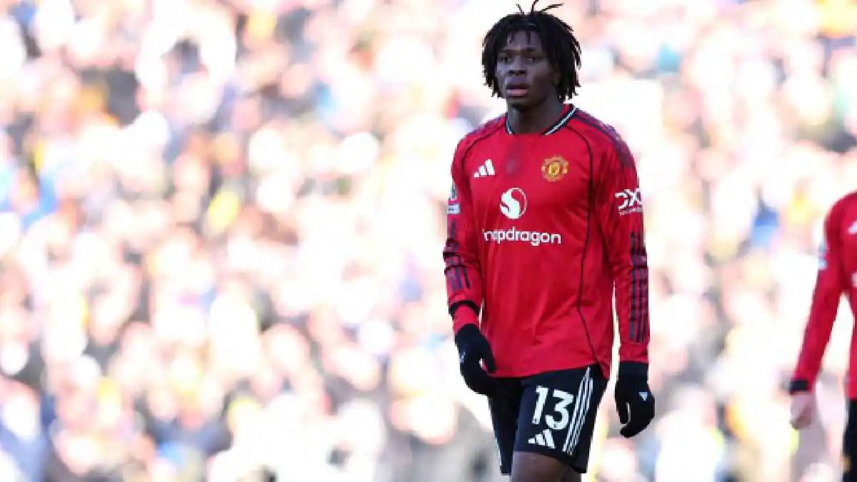 تنفيذاً لأوامر والدته.. دورغو يلبي طلب جماهير مانشستر يونايتد (فيديو)