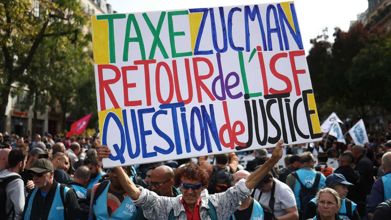 ماكرون ولوكورنو تحت ضغط الشارع.. احتجاجات عارمة تجوب فرنسا (فيديو وصور)