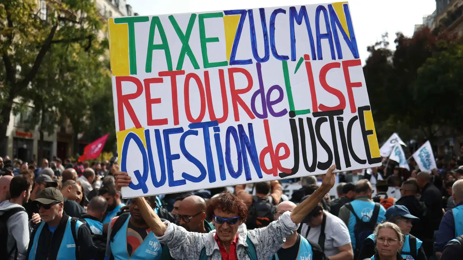 ماكرون ولوكورنو تحت ضغط الشارع.. احتجاجات عارمة تجوب فرنسا (فيديو وصور)