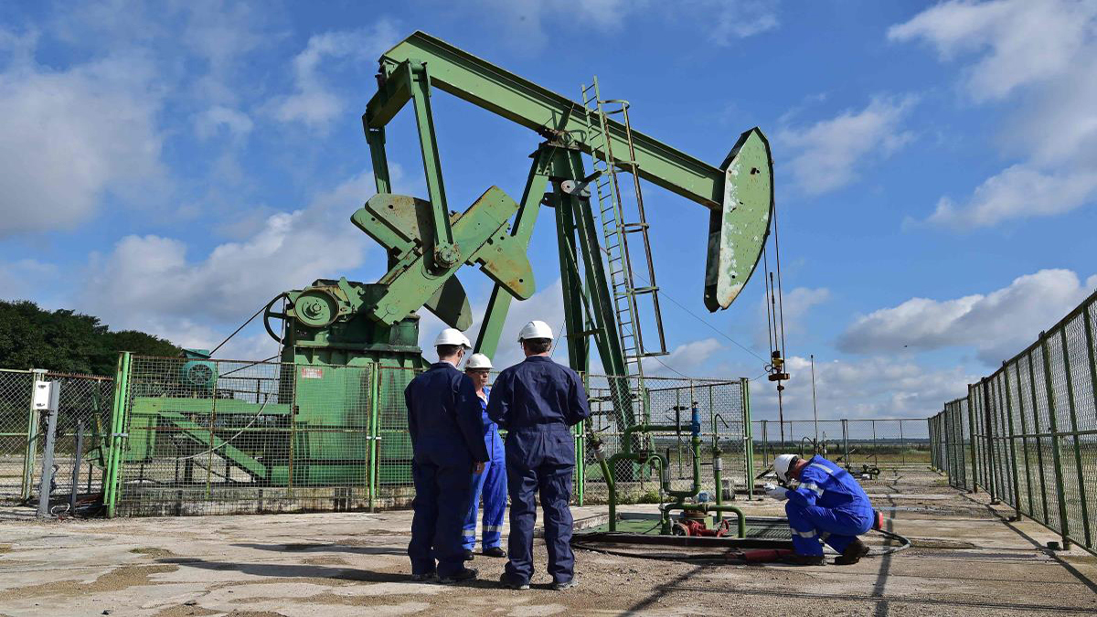 مصدر خليجي: السعودية تدعم التعاون بين منتجي النفط لتحقيق استقرار السوق