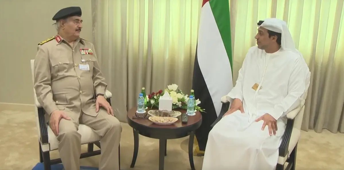 نائب رئيس الوزراء الإماراتي يلتقي خليفة حفتر في دبي (فيديو)
