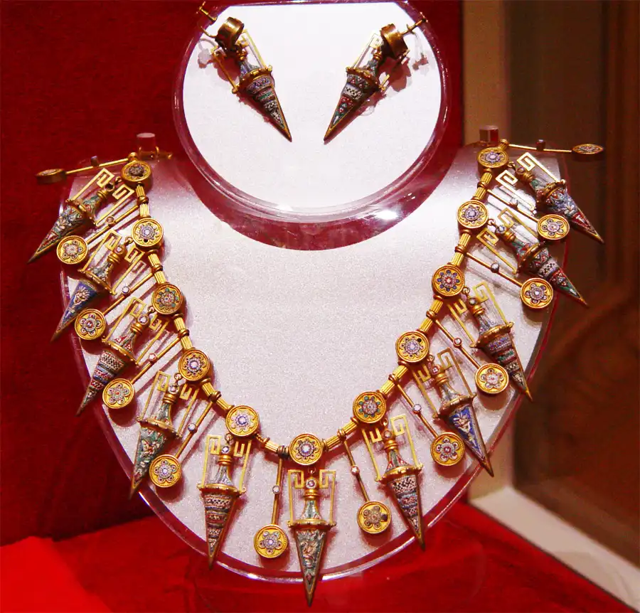 من مقتنيات متحف الإسكندرية للمجوهرات الملكية