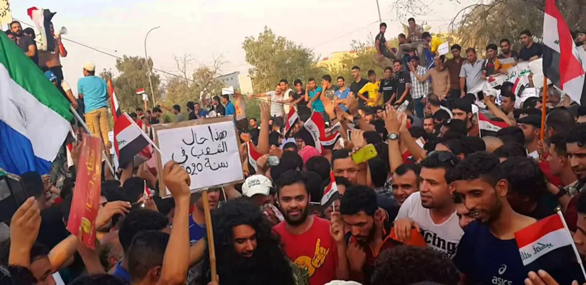 احتجاجات واسعة تعم البصرة ومتظاهرون يحاصرون منشآت نفطية (فيديو وصور)