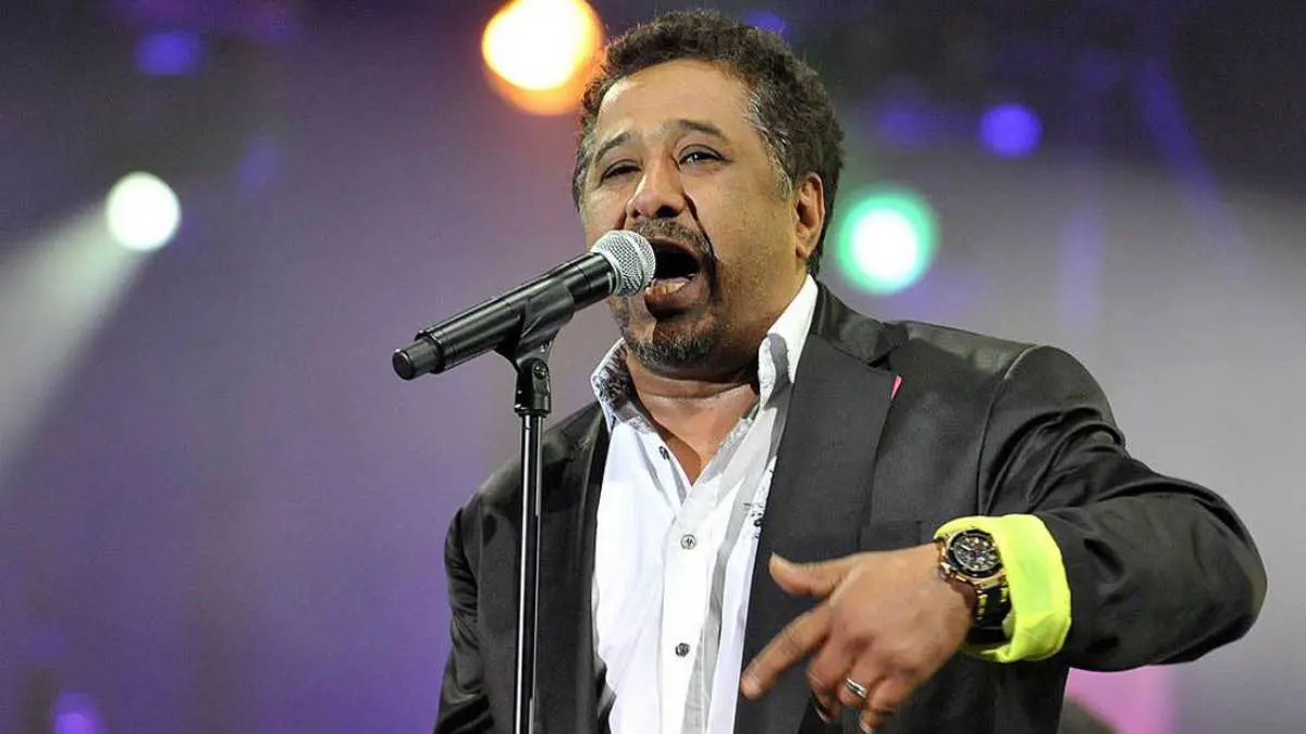 الشاب خالد يستعيد ذكريات الفقر ويكشف سر ابتسامته في العزاء (فيديو)