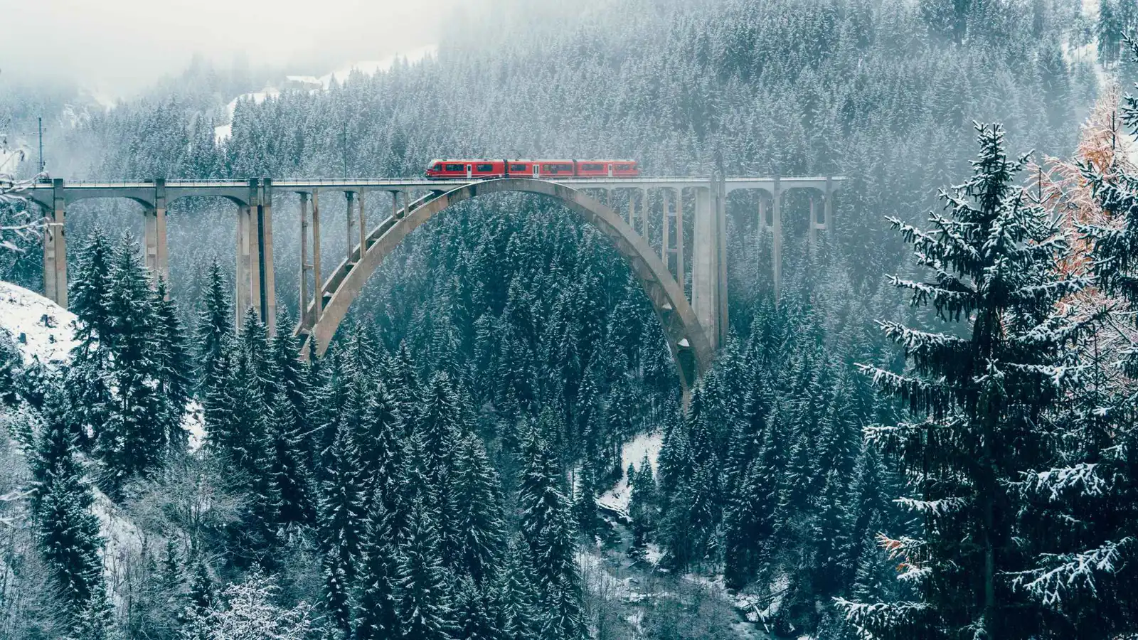 10 رحلات قطار ساحرة لاستكشاف أوروبا في الشتاء (فيديو)