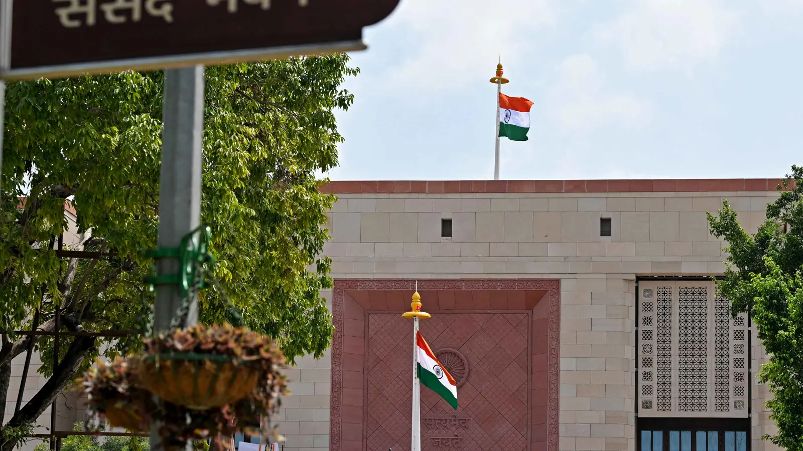 البرلمان الهندي يقر قانونا مثيرا للجدل يتعلق بالأوقاف الإسلامية