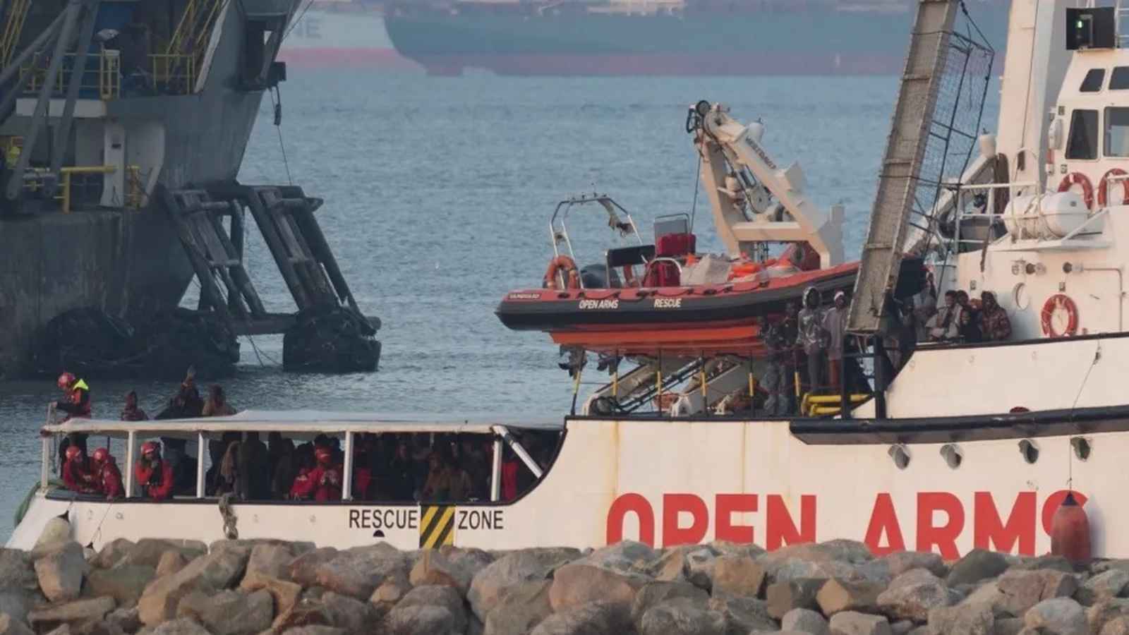 إسبانيا تمنع رسو سفينتين أمريكيتين تحملان أسلحة لإسرائيل