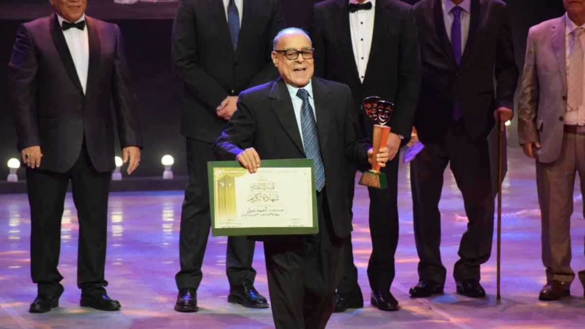 بطل البانتوميم.. المسرح القومي يعيد أحمد نبيل للضوء بعد 12 عاما (فيديو)