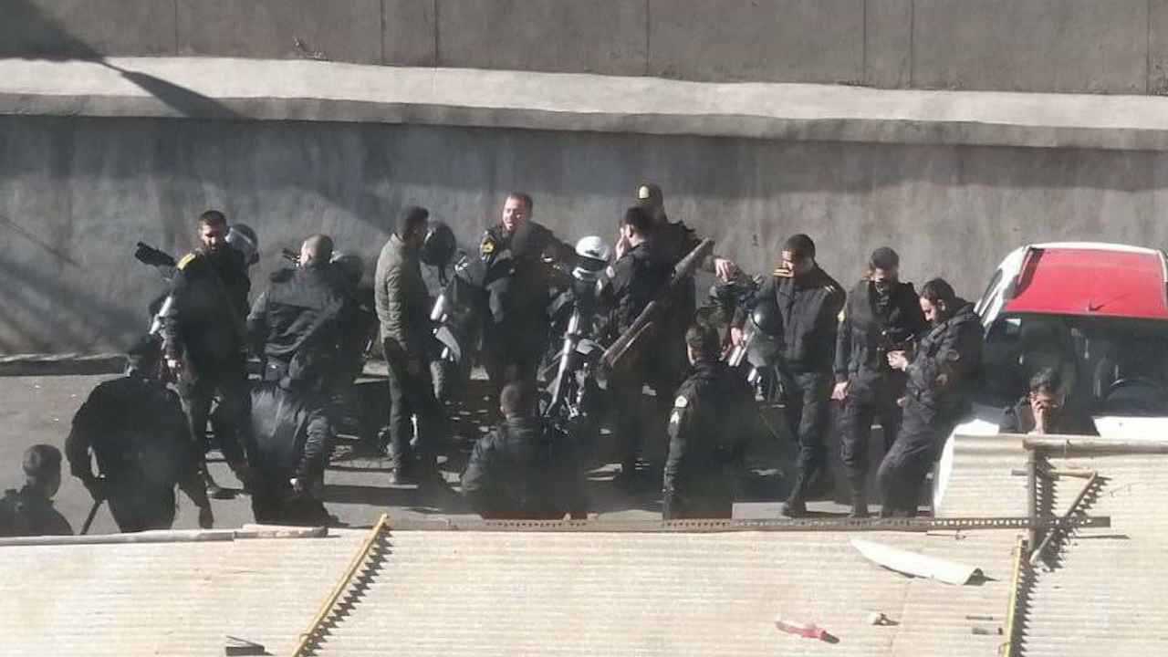 التوتر يتصاعد.. قتلى وجرحى بهجوم على مقر للشرطة غرب إيران (فيديو)