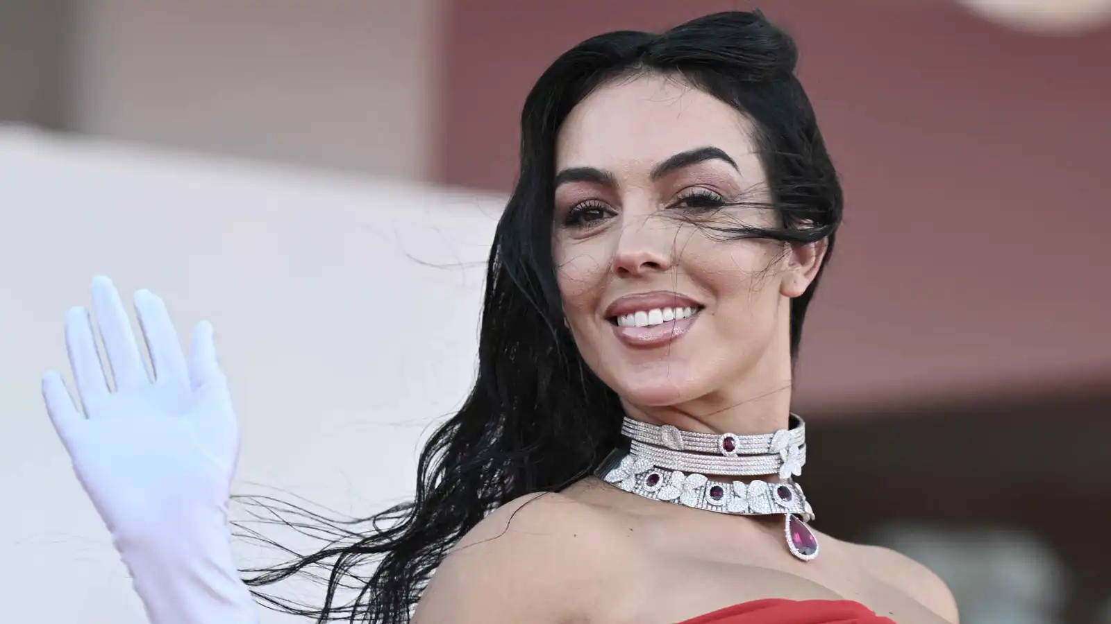 خاتم خطوبة جورجينا رودريغيز يشغل خبراء المجوهرات