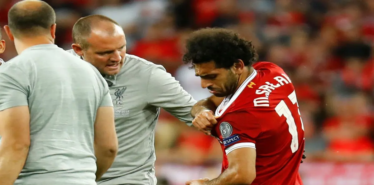 شاهد.. محمد صلاح يبدأ التعافي من إصابة الكتف (صورة)