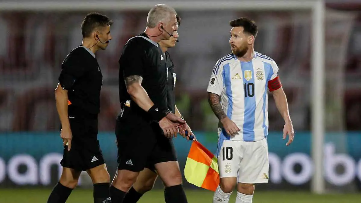 بعد غضب ميسي.. تعليق مفاجئ من سكالوني حول حكم لقاء باراغواي والأرجنتين