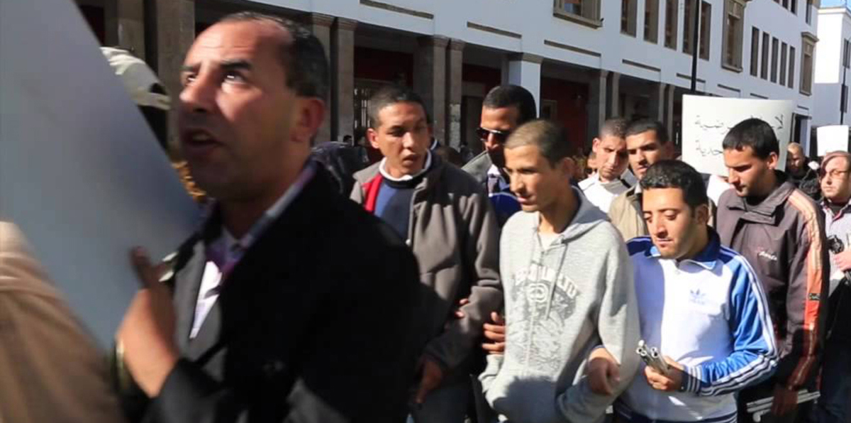 استمرار أزمة المكفوفين المعتصمين على سطح وزارة بالمغرب منذ 5 أيام