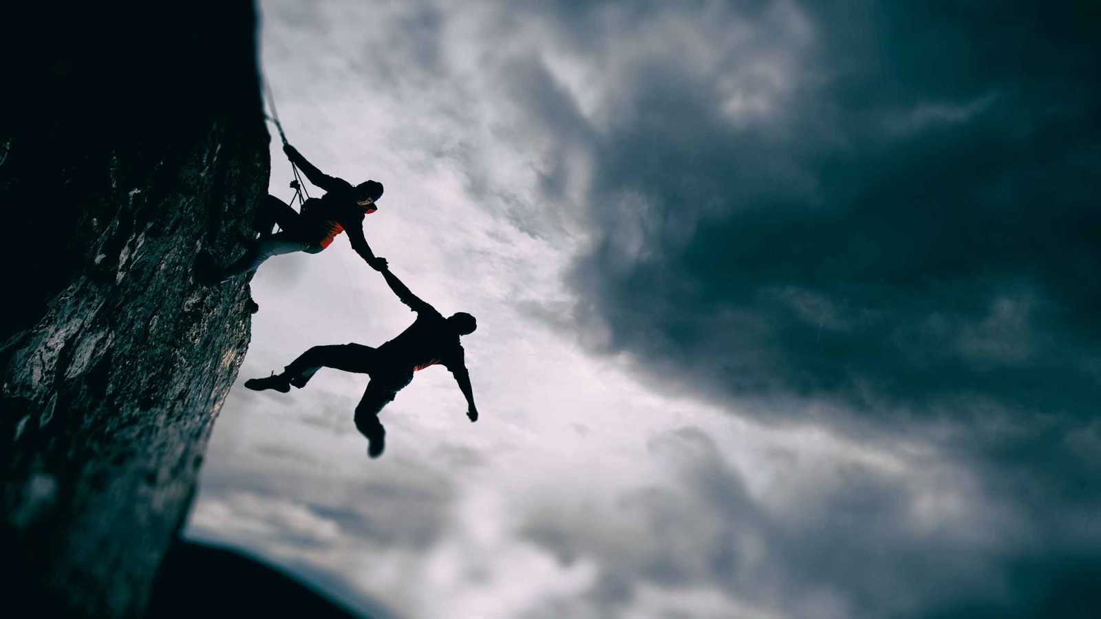 سقوط سائح من علو 40 مترا أثناء التقاط "سيلفي" (فيديو)