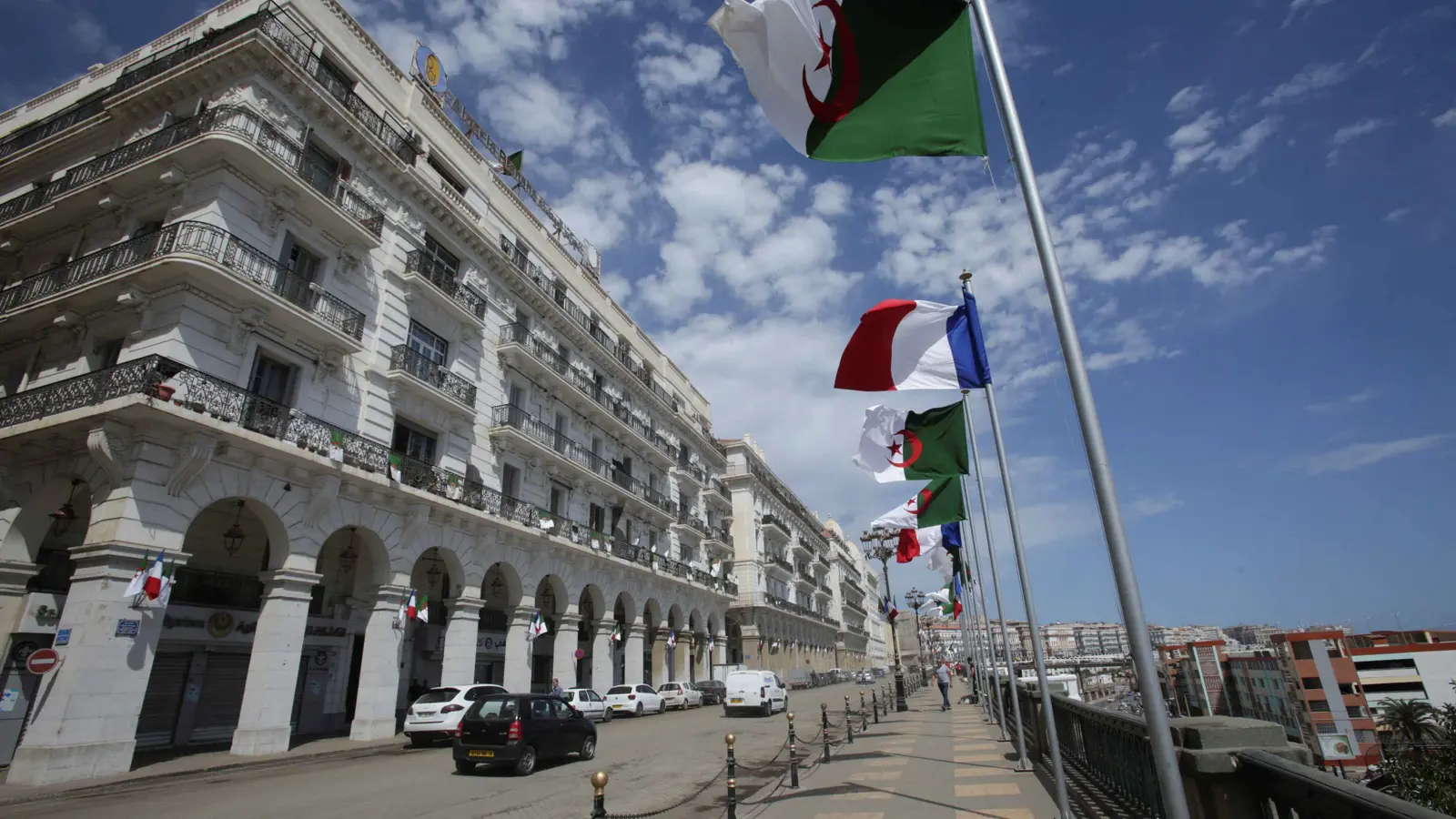 الجزائر تطالب 15 دبلوماسيا فرنسيا بمغادرة البلاد "فورا"