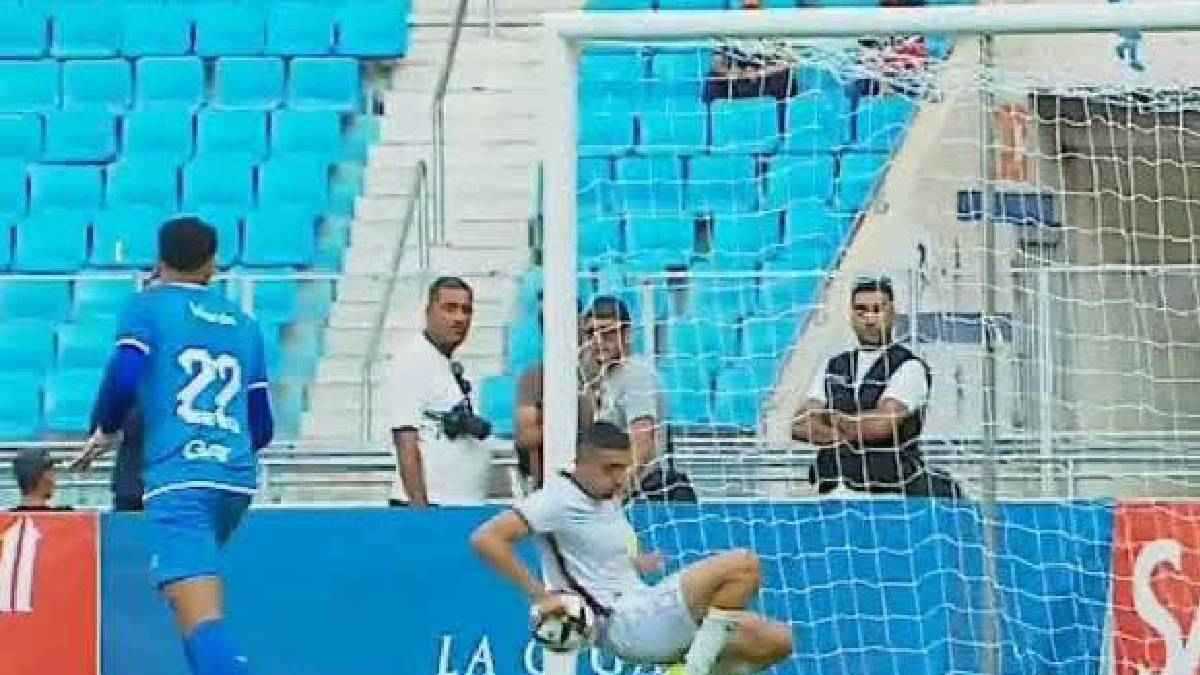 قرار غيّر نتيجة المباراة.. ضربة جزاء كارثية تفجر جدلاً في السوبر التونسي (فيديو)