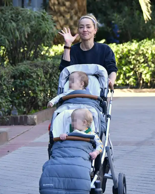 أمير هيرد في مدريد مع طفليها