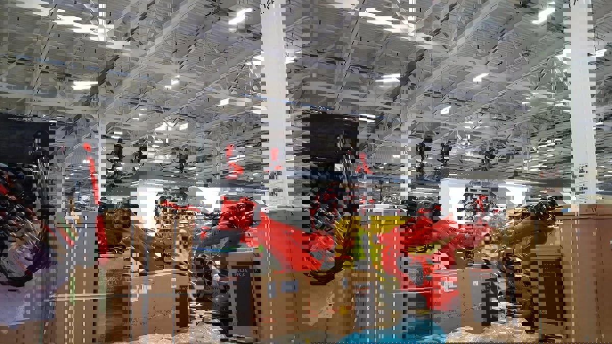 تسلا تتسلم جيشًا من الروبوتات لبناء شاحنتها سايبرتراك