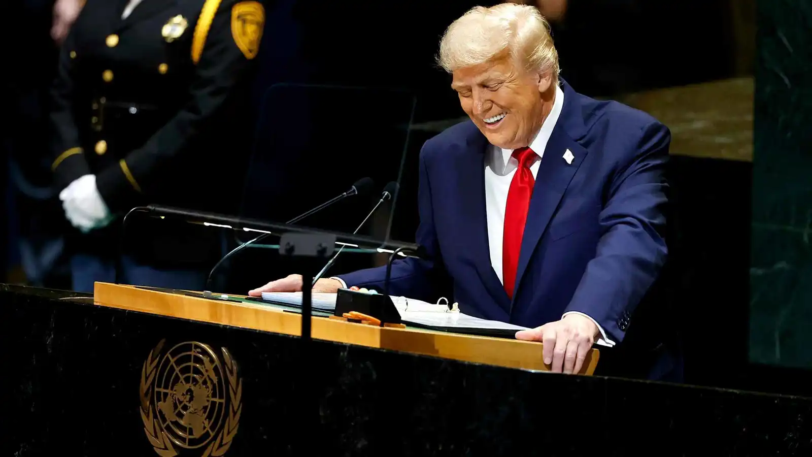 عجز ترامب عن نطق "أسيتامينوفين" يشعل مواقع التواصل (فيديو)