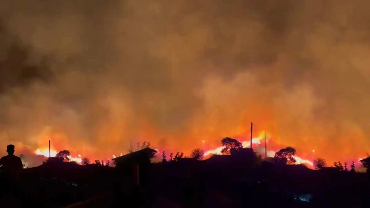 تركيا تكافح.. توسع رقعة حرائق الغابات في أنطاليا (فيديو)