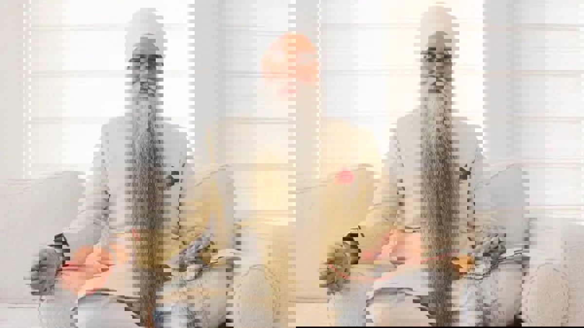 تعدى طولها مترين.. هندي لم يحلق لحيته منذ بلوغه 