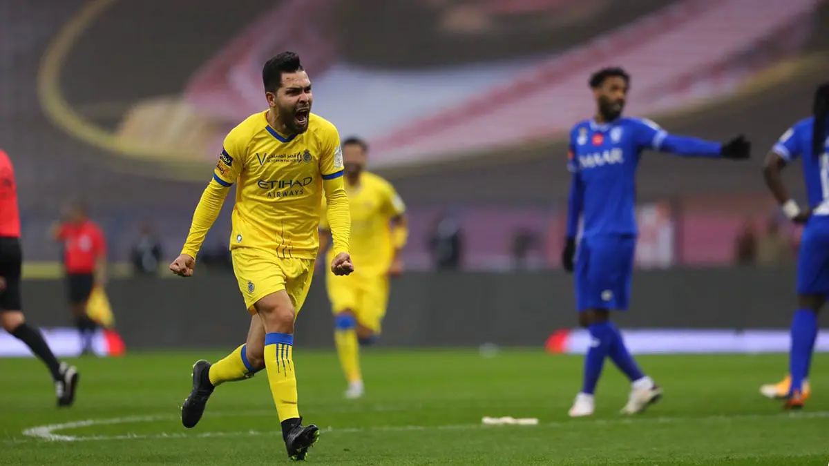 النصر يعبر الهلال بثلاثية ويتوج بطلًا لكأس السوبر السعودي (فيديو)