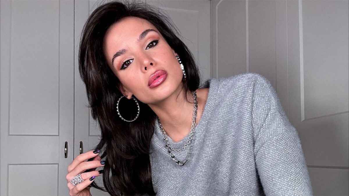 صورها تكتسح الإنترنت.. ابنة أسطورة فرنسا تضر بسمعة العائلة